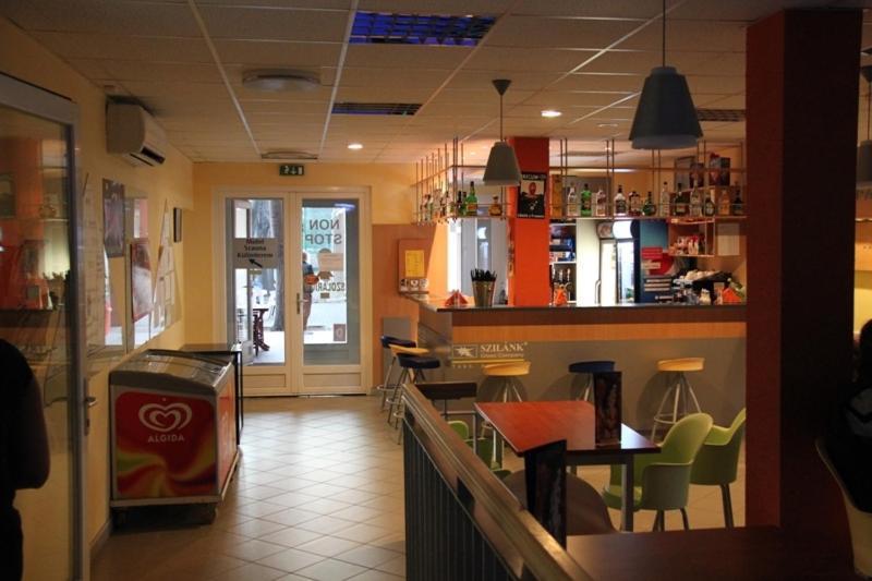 Teke Bowling Centrum Es Sport Panzio Сегед Экстерьер фото