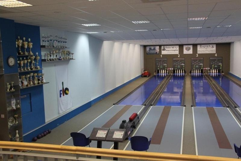 Teke Bowling Centrum Es Sport Panzio Сегед Экстерьер фото