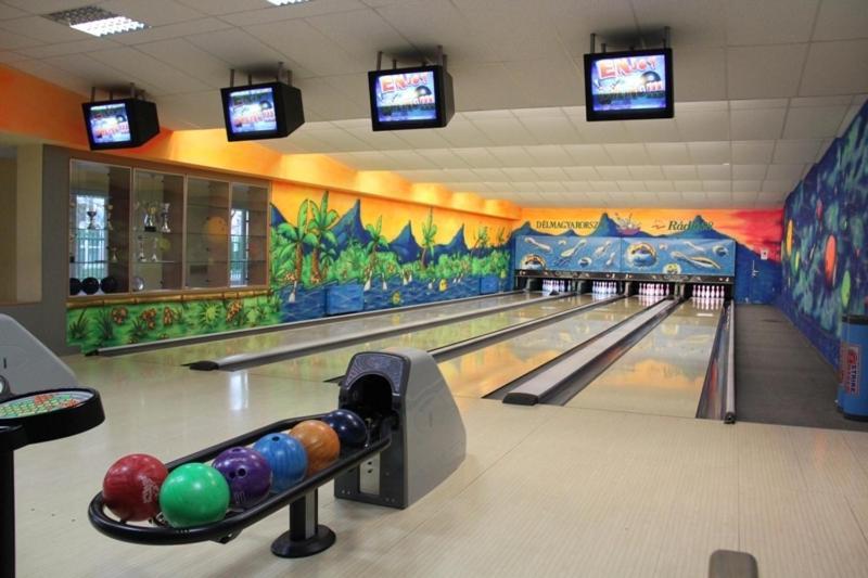 Teke Bowling Centrum Es Sport Panzio Сегед Экстерьер фото